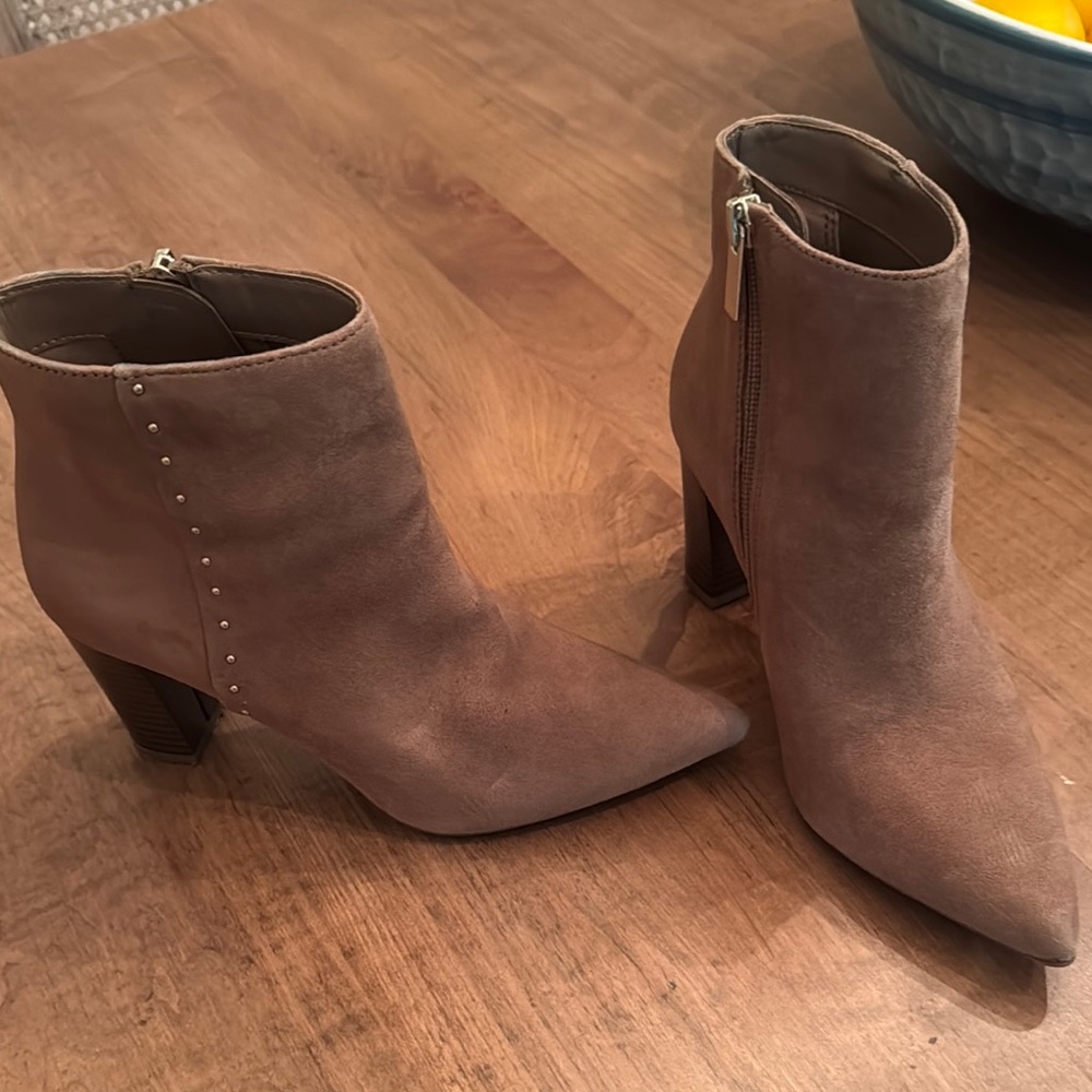Bandolino Tan Ankle Booties with Pointed Toe and Side Zipper